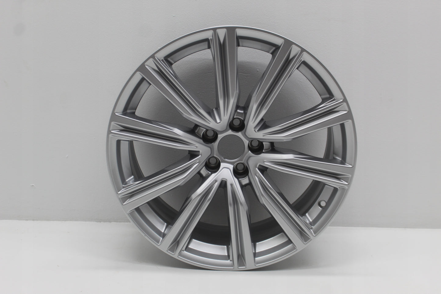 4M8601025t - OEM AUDI 20" Audi 5 V Spoke wheels in Silver. 8,5J x 20 - Replacement Wheel Genuine AUDI Wheels